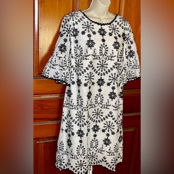 NWT Jax Black Label White and Black embroidered Dress.  Size 14 - Picture 2 of 7